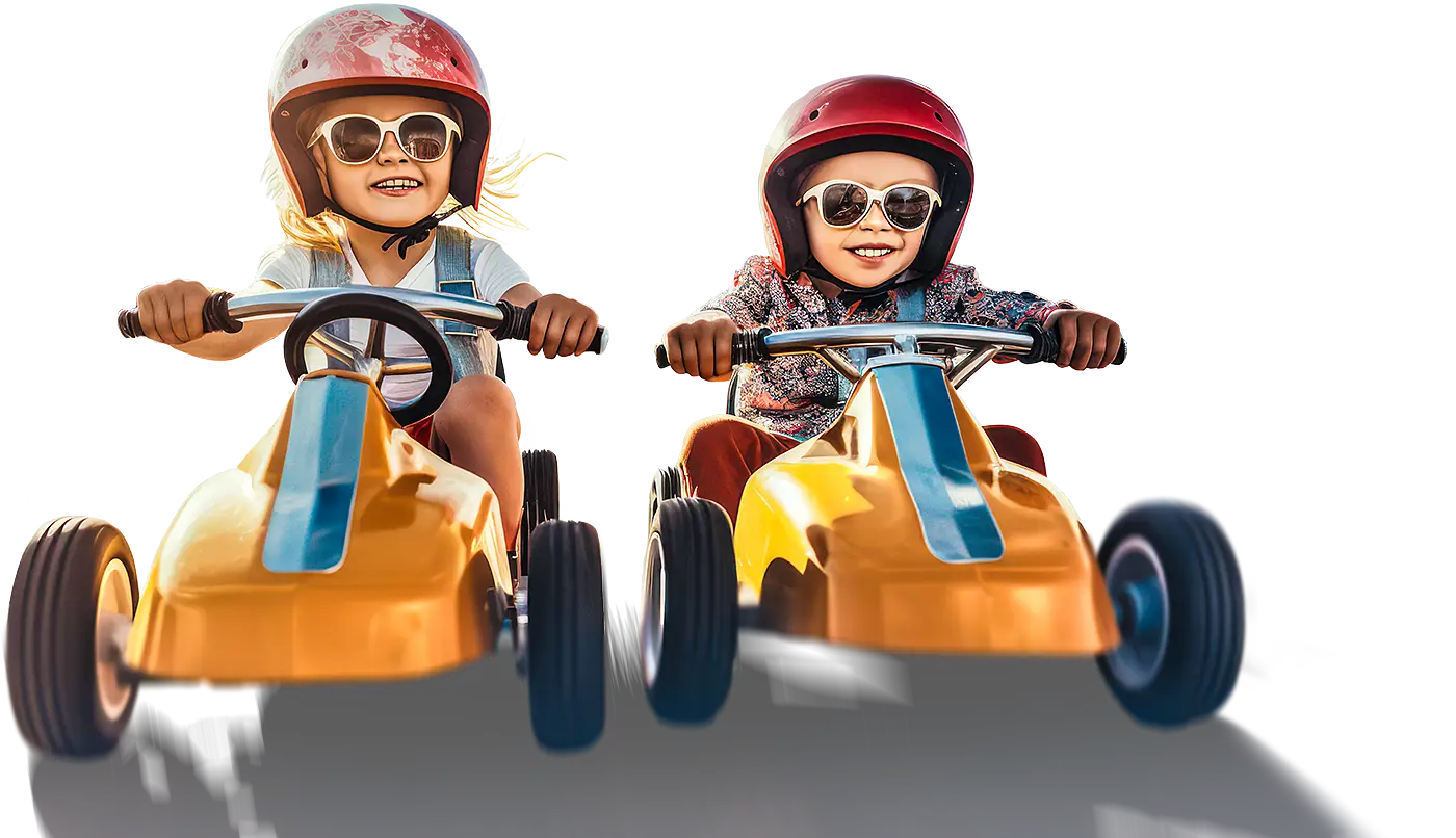 kinder_aktiv_gesund_mobil_dentojuniors Zwei glückliche Kinder auf Race-Cars